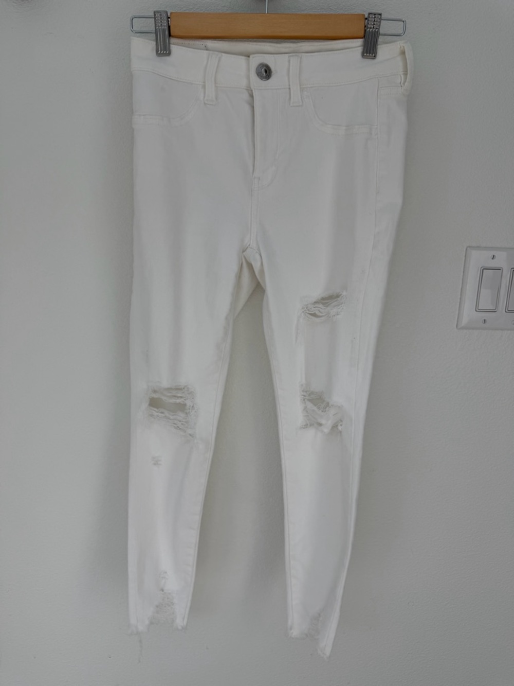 American Eagle Outfitters White Distressed Women's Skinny Jeans